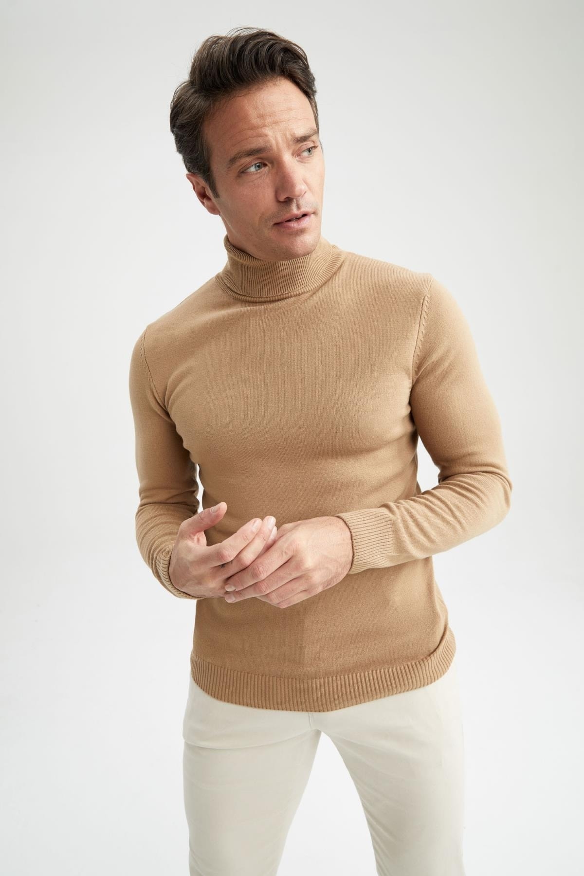Облегающий трикотажный свитер с высоким воротником DeFacto, бежевый