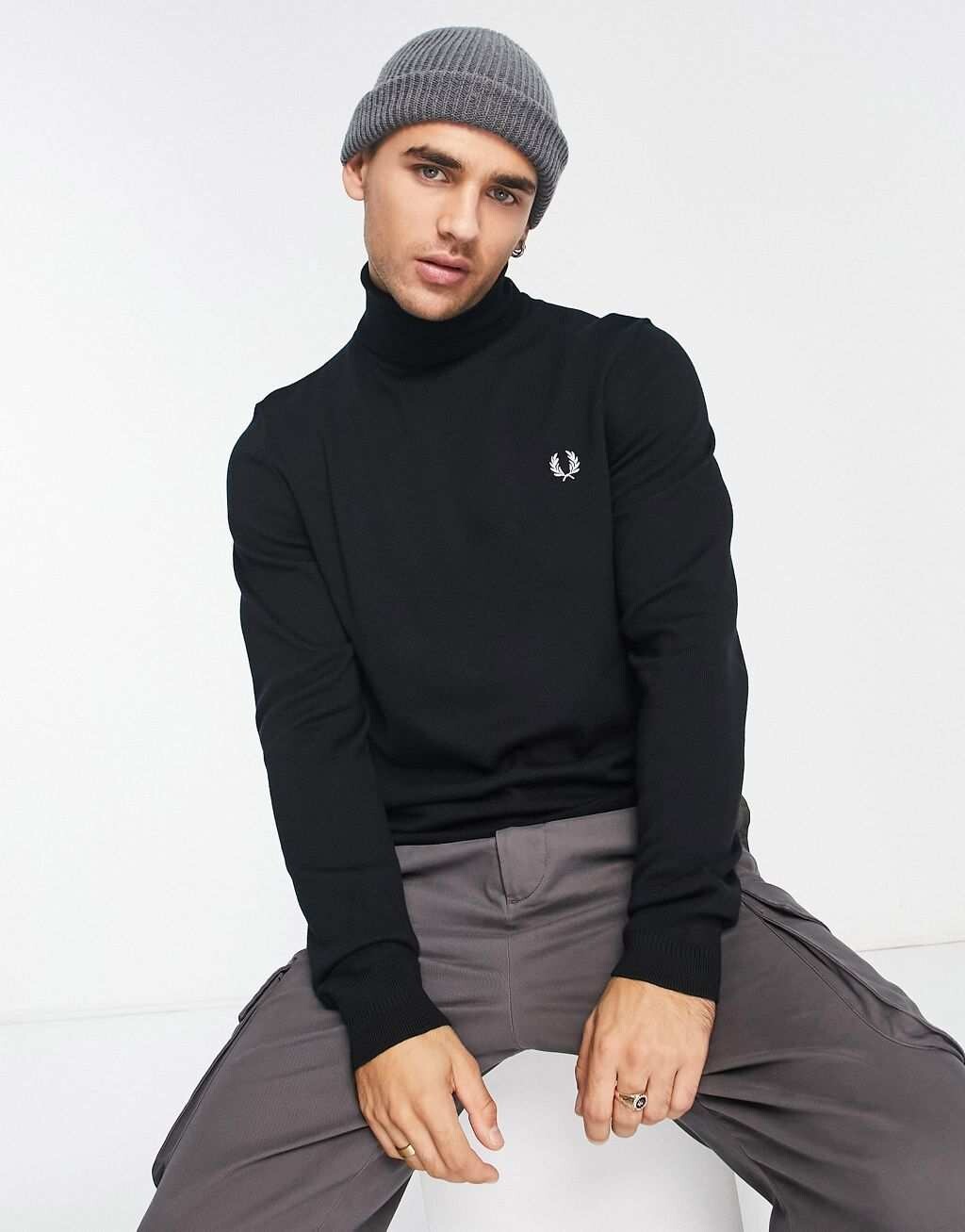 

Черный джемпер с высоким воротником Fred Perry