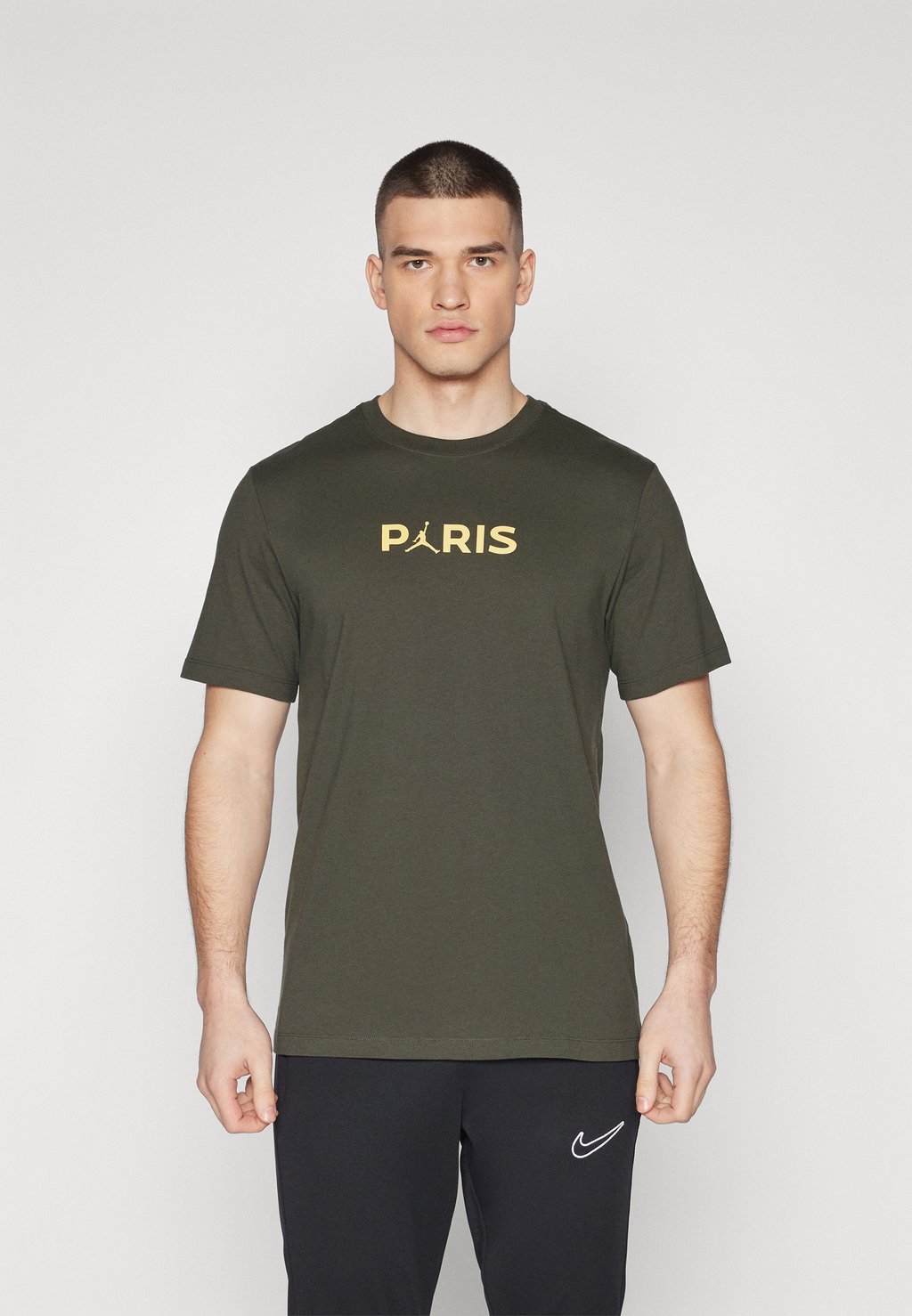 Базовая футболка PARIS ST GERMAIN LOGO TEE Nike, цвет sequoia/saturn gold