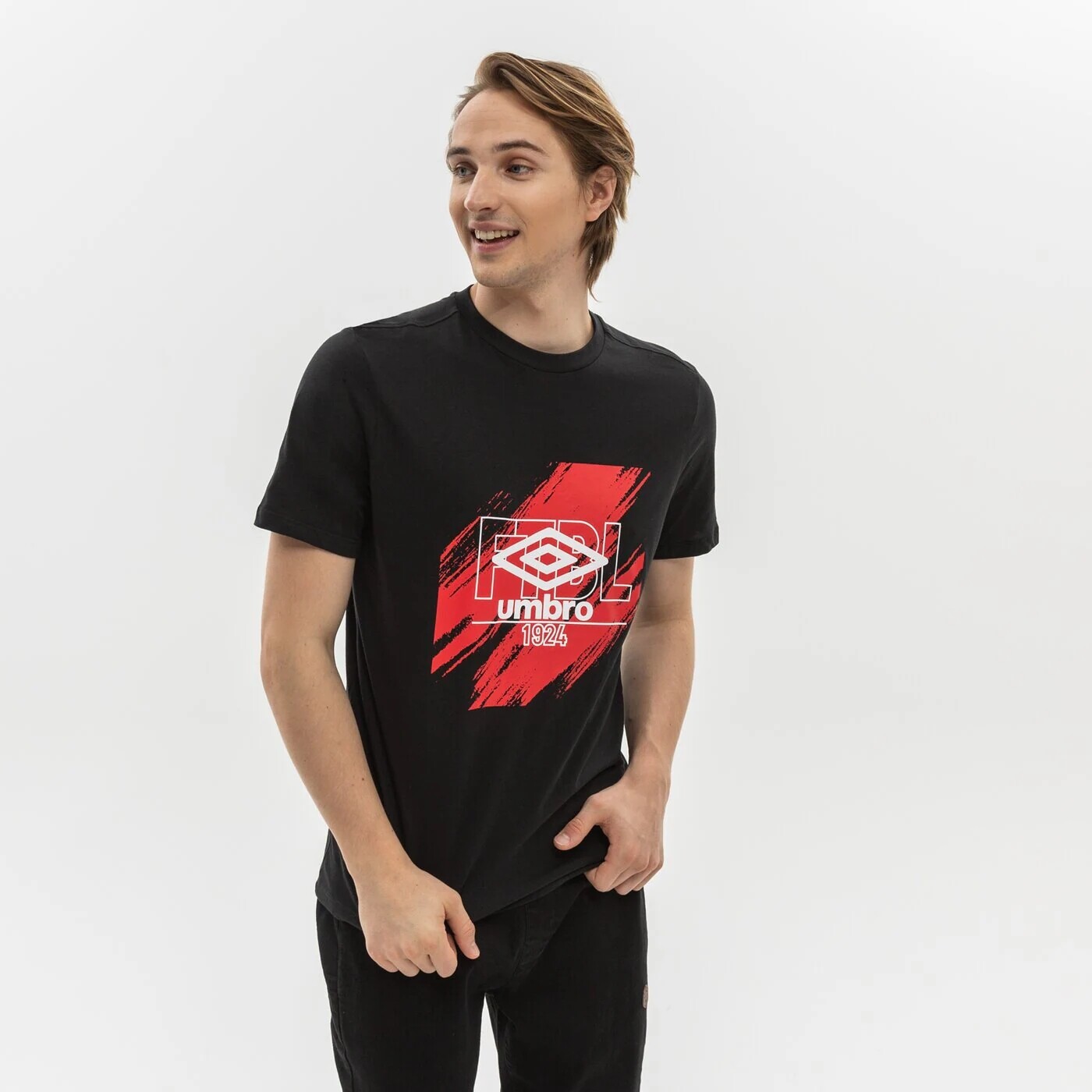 

Футболка Umbro с графикой, черный