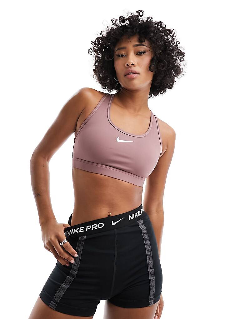 

Бюстгальтер дымчато-мальтового цвета Nike Training Swoosh Dri-FIT со средней поддержкой