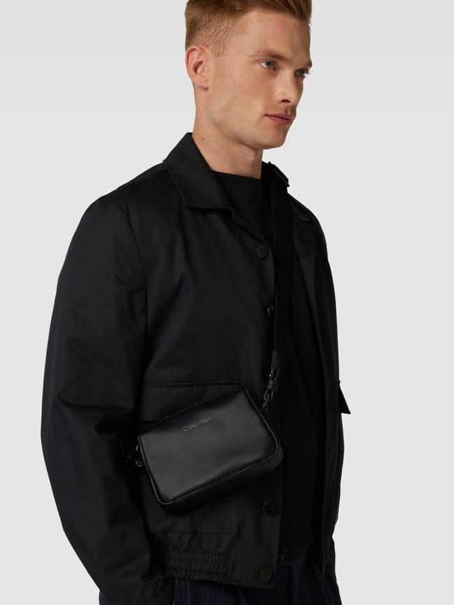 

Сумка через плечо с этикеткой, модель "КАМЕРА" Calvin Klein, черный