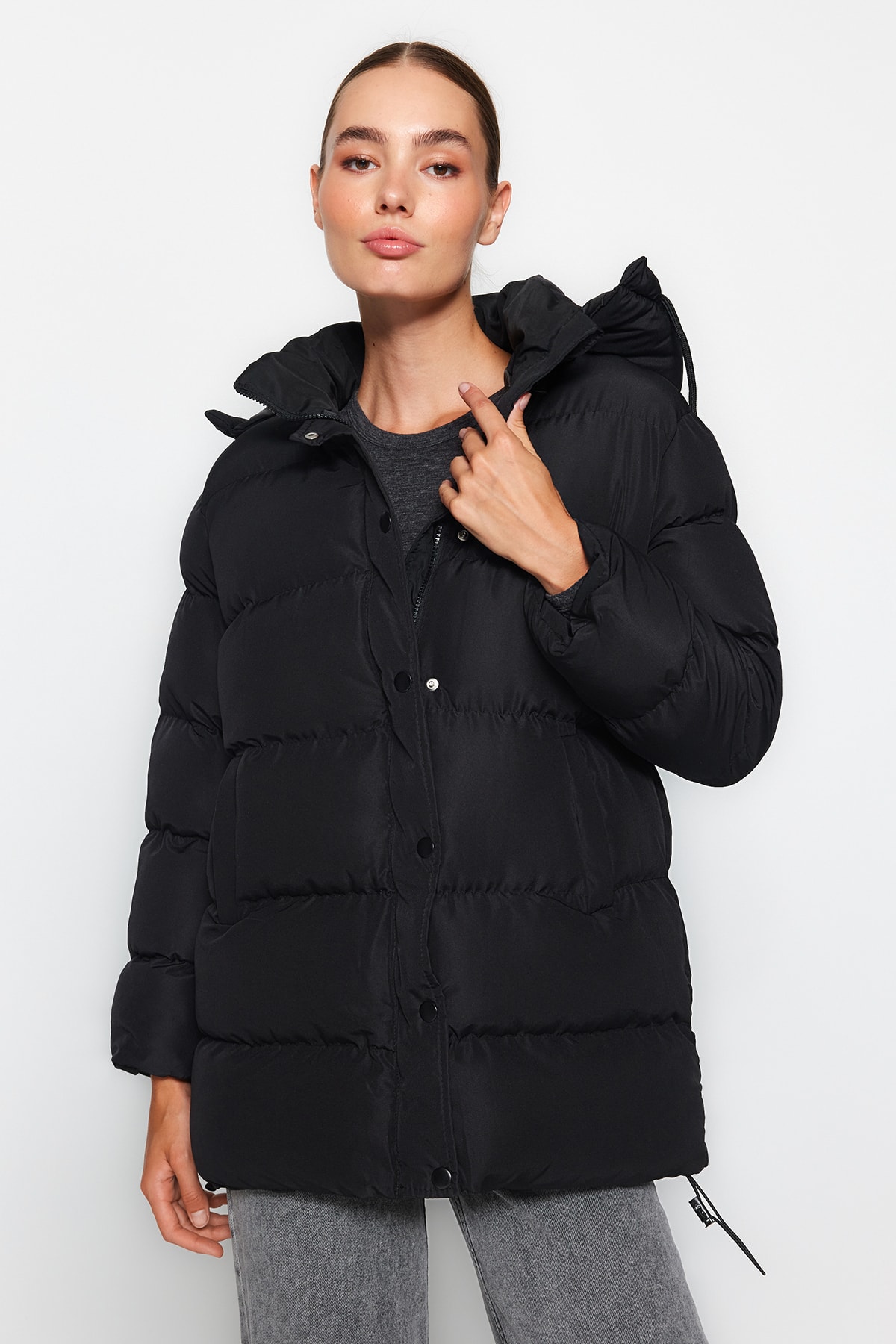Куртка-пуховик Trendyol водоотталкивающая с капюшоном, черный цена и фото