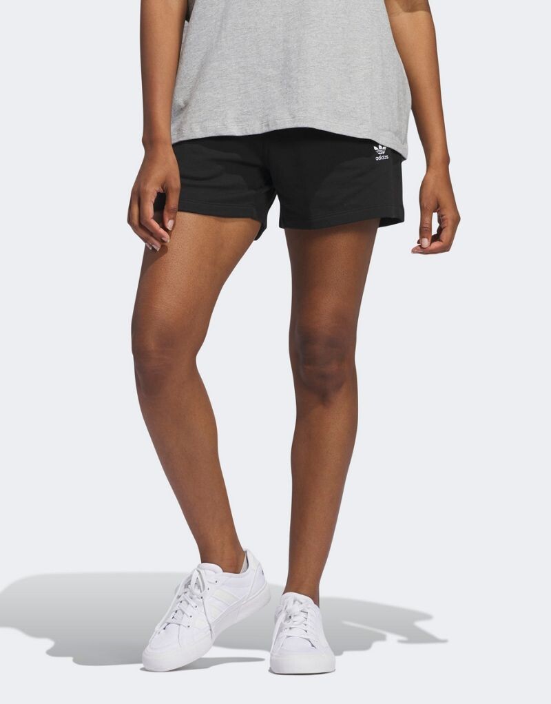 

Черные шорты adidas Essentials