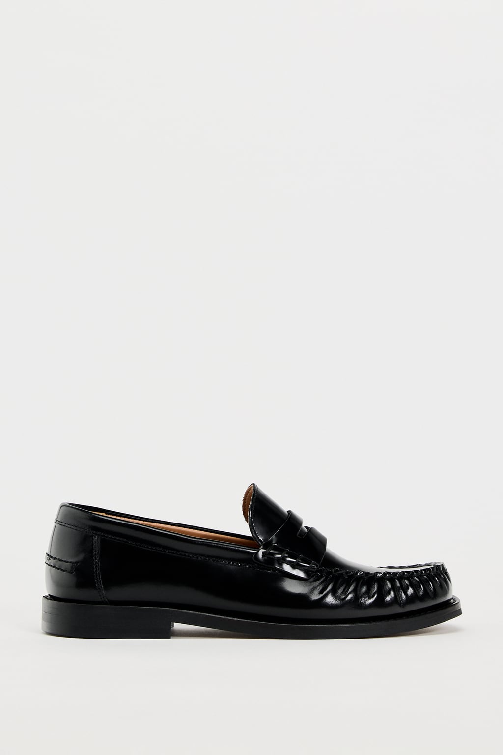 кожаные ботинки на плоской молнии zara черный Кожаные лоферы на плоской подошве ZARA, черный