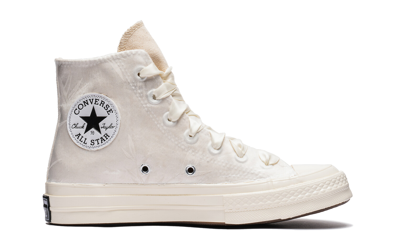 

1970-е годы. Женские высокие кеды бежевого цвета. Converse