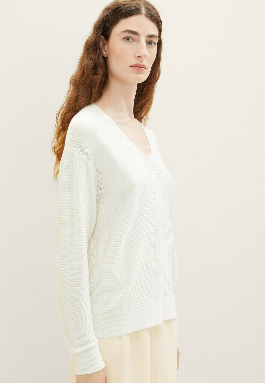 

Свитшот TOM TAILOR MIT V-AUSSCHNITT, цвет whisper white
