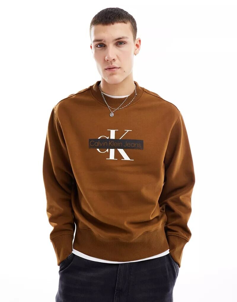 

Коричневый свитшот с круглым вырезом и трафаретом в виде монограммы Calvin Klein