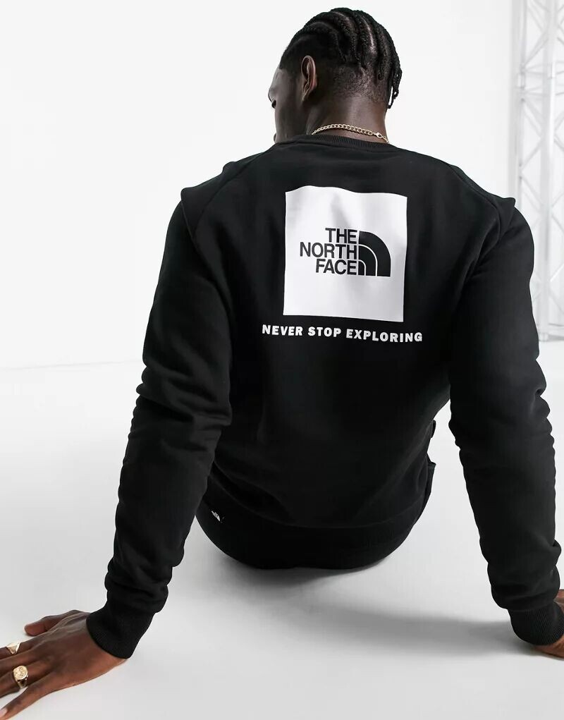 

Черный флисовый свитшот с рукавами реглан и принтом на спине The North Face Redbox