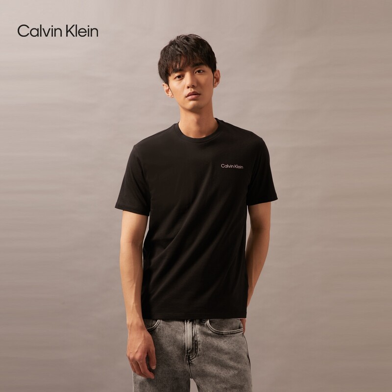 

Футболка мужская Calvin Klein Jeans с короткими рукавами и буквенным принтом, черный