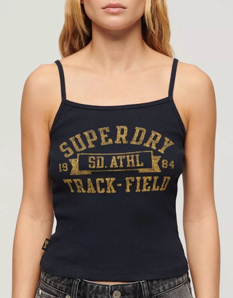 

Спортивный топ на бретельках в рубчик Superdry темно-синего цвета с графическим принтом университетской команды