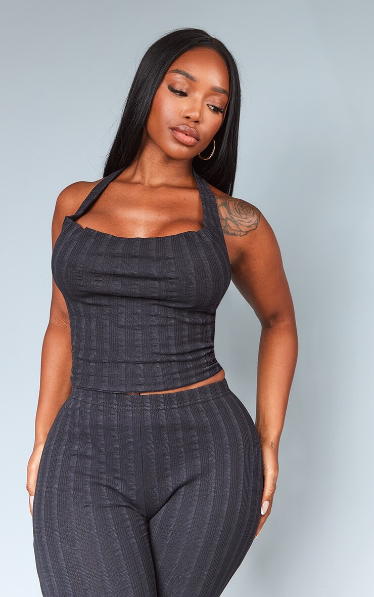 

PrettyLittleThing Укороченный топ с воротником-хомутом в рубчик черного цвета