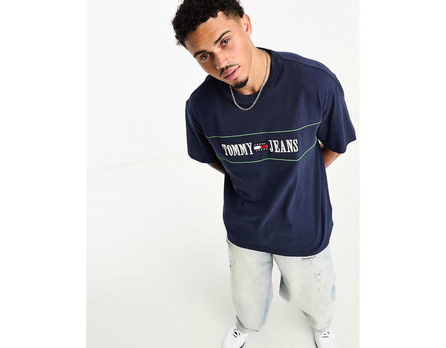 

Темно-синяя футболка с полосатым флагом и логотипом Tommy Jeans