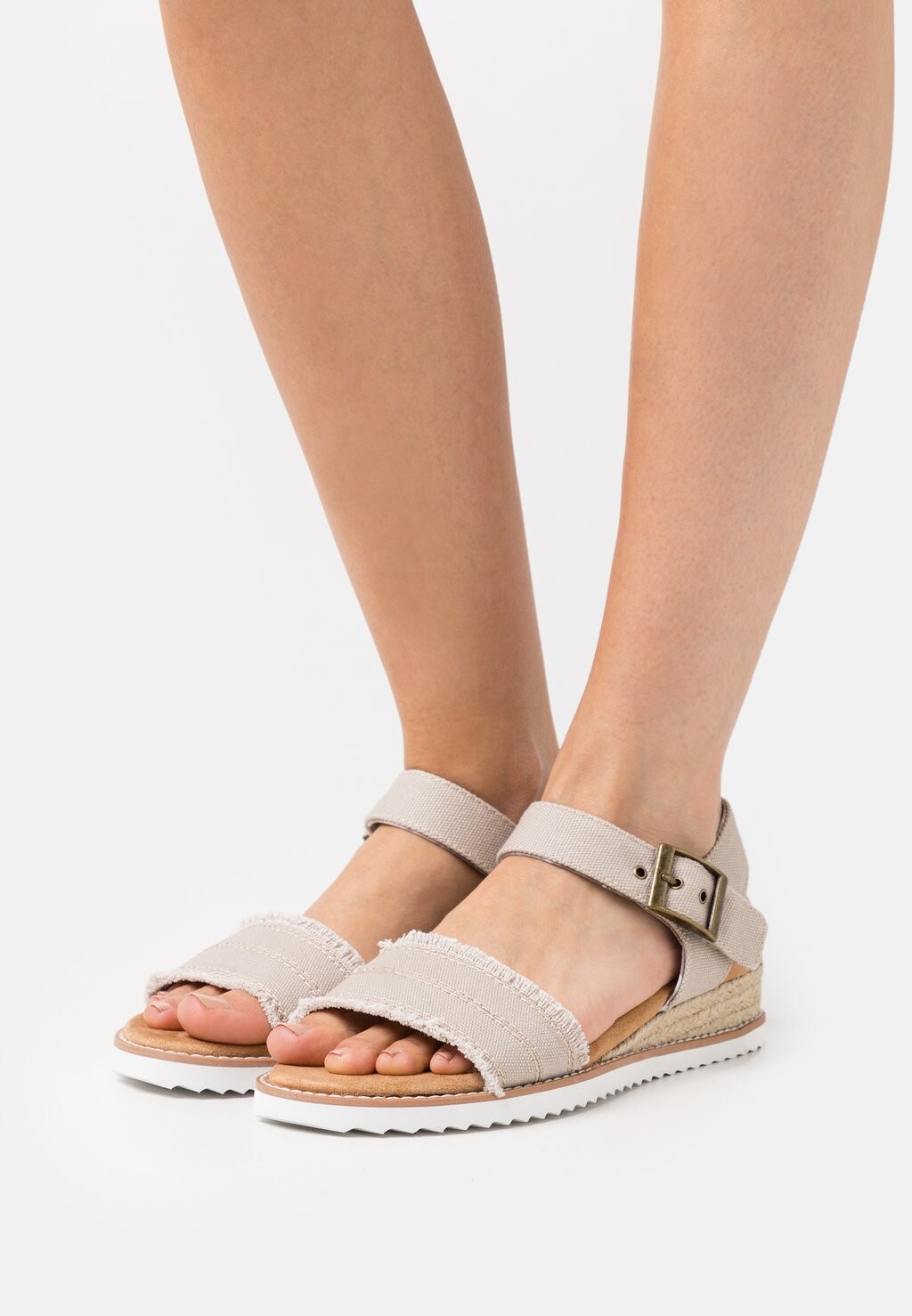 

Босоножки на танкетке Skechers
