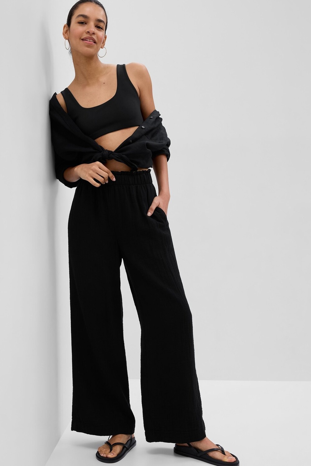 

Хлопковые широкие брюки из жатого материала Gap, черный