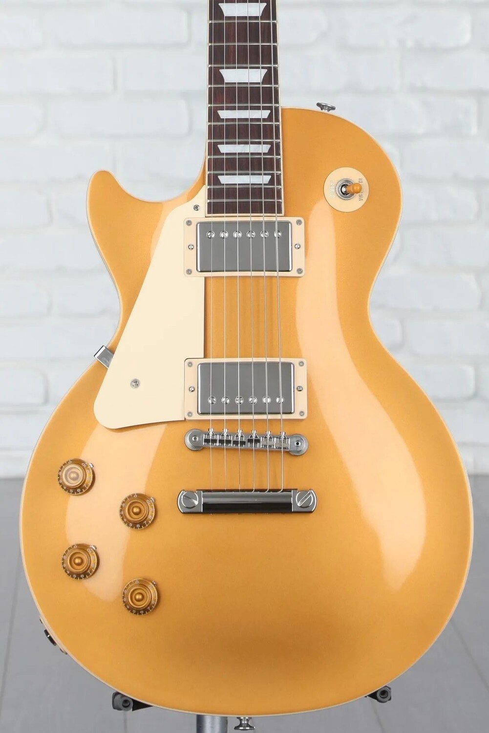 

Левосторонняя электрогитара Gibson Les Paul Standard 50-х годов — золотой верх
