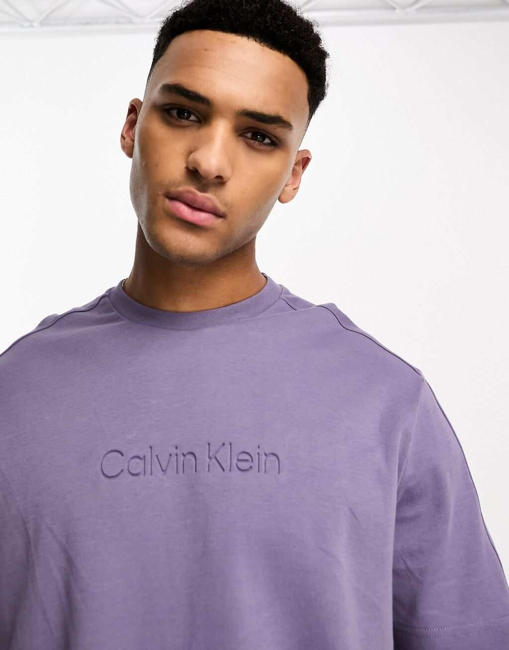 

Фиолетовая футболка с тисненым логотипом Calvin Klein, Фиолетовый