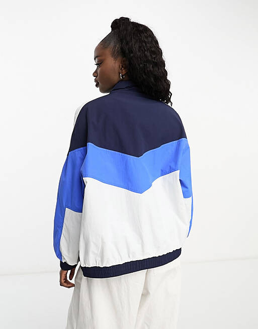 

Черно-синяя нейлоновая спортивная куртка с контрастными вставками Bershka, Черный