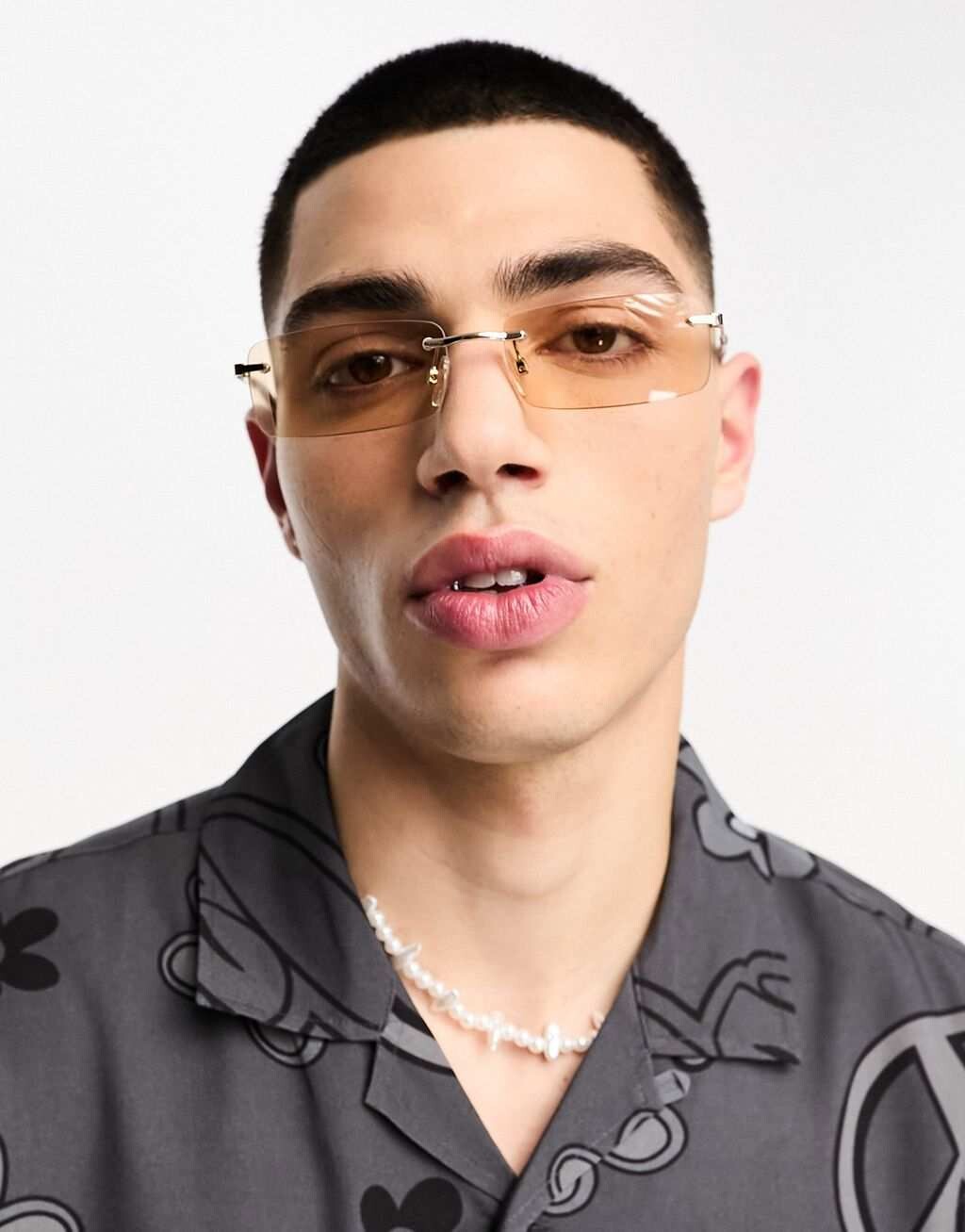 

Узкие солнцезащитные очки без оправы с серо-коричневыми линзами ASOS DESIGN