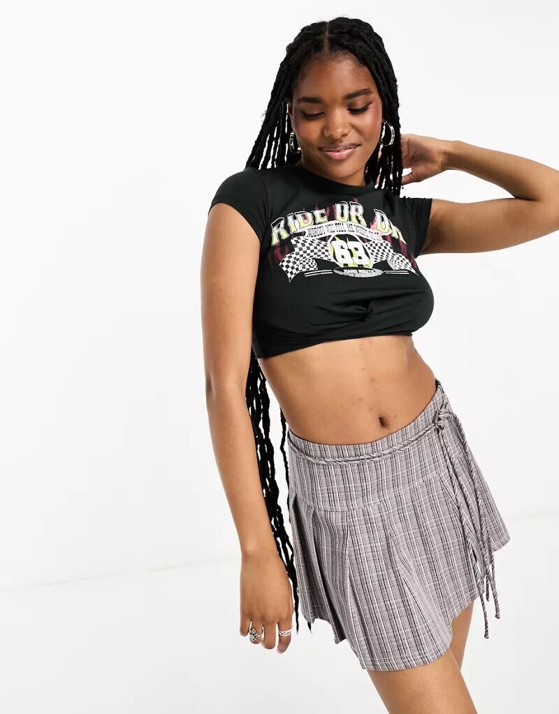 

Темно-серая футболка Bershka с графическим принтом и перекрученной деталью
