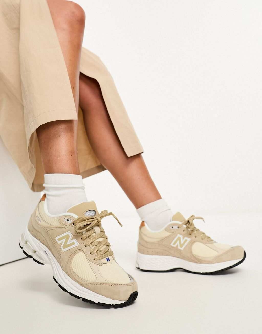 

Светло-коричневые кроссовки New Balance 2002