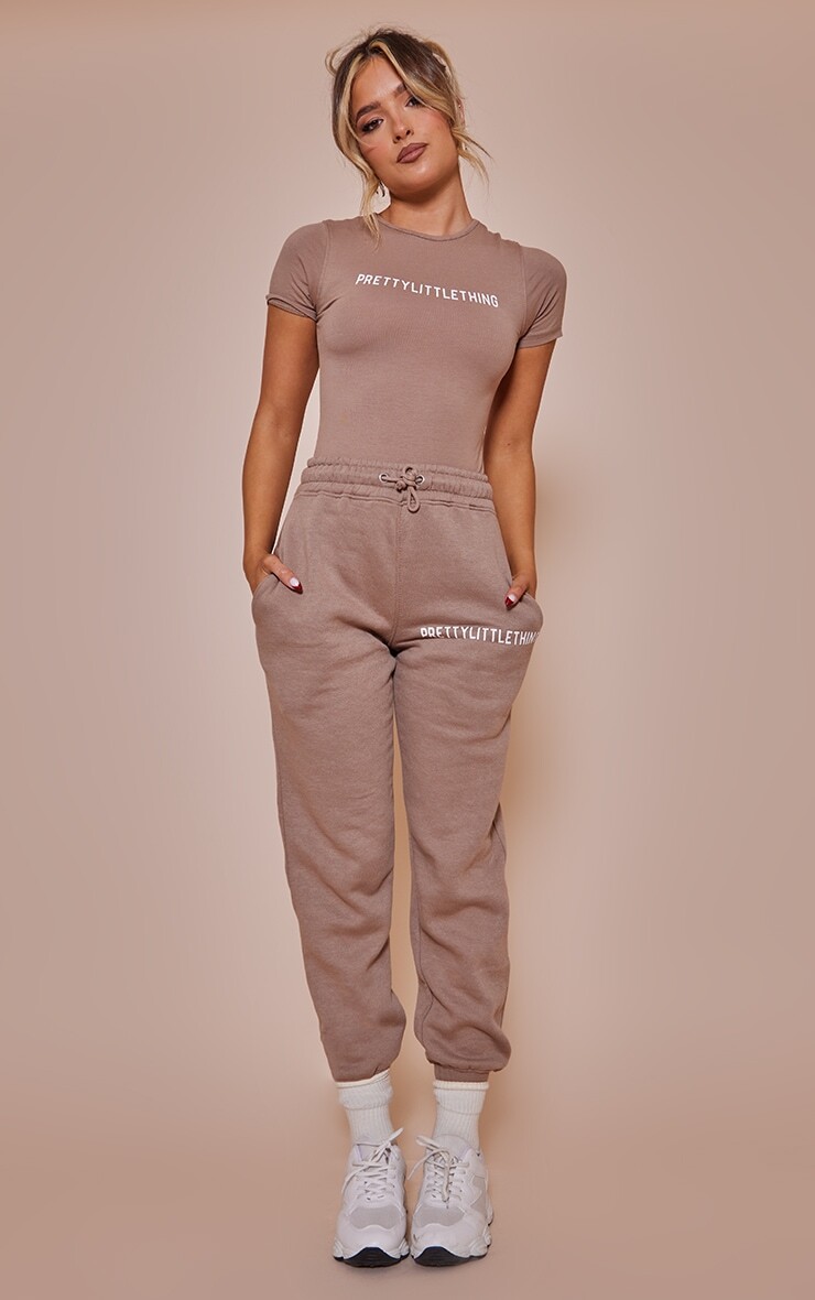 

PrettyLittleThing Джинсовые джоггеры с логотипом и манжетами на высокой талии
