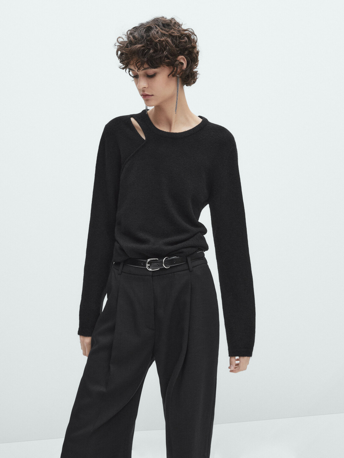 

Трикотажный свитер с вырезами Massimo Dutti, черный
