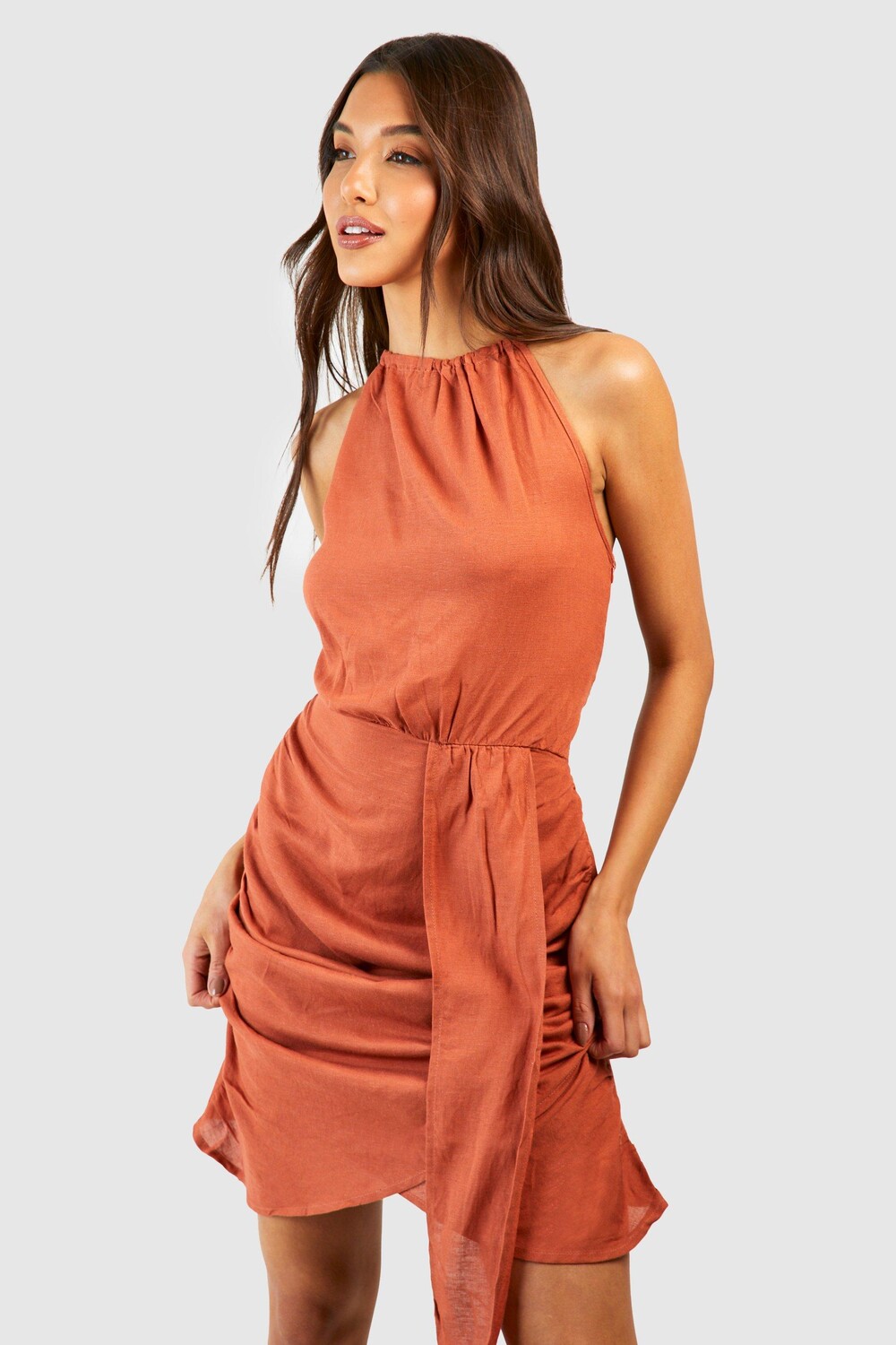 

Льняное мини-пляжное платье с вырезом через шею и драпировкой boohoo, оранжевый