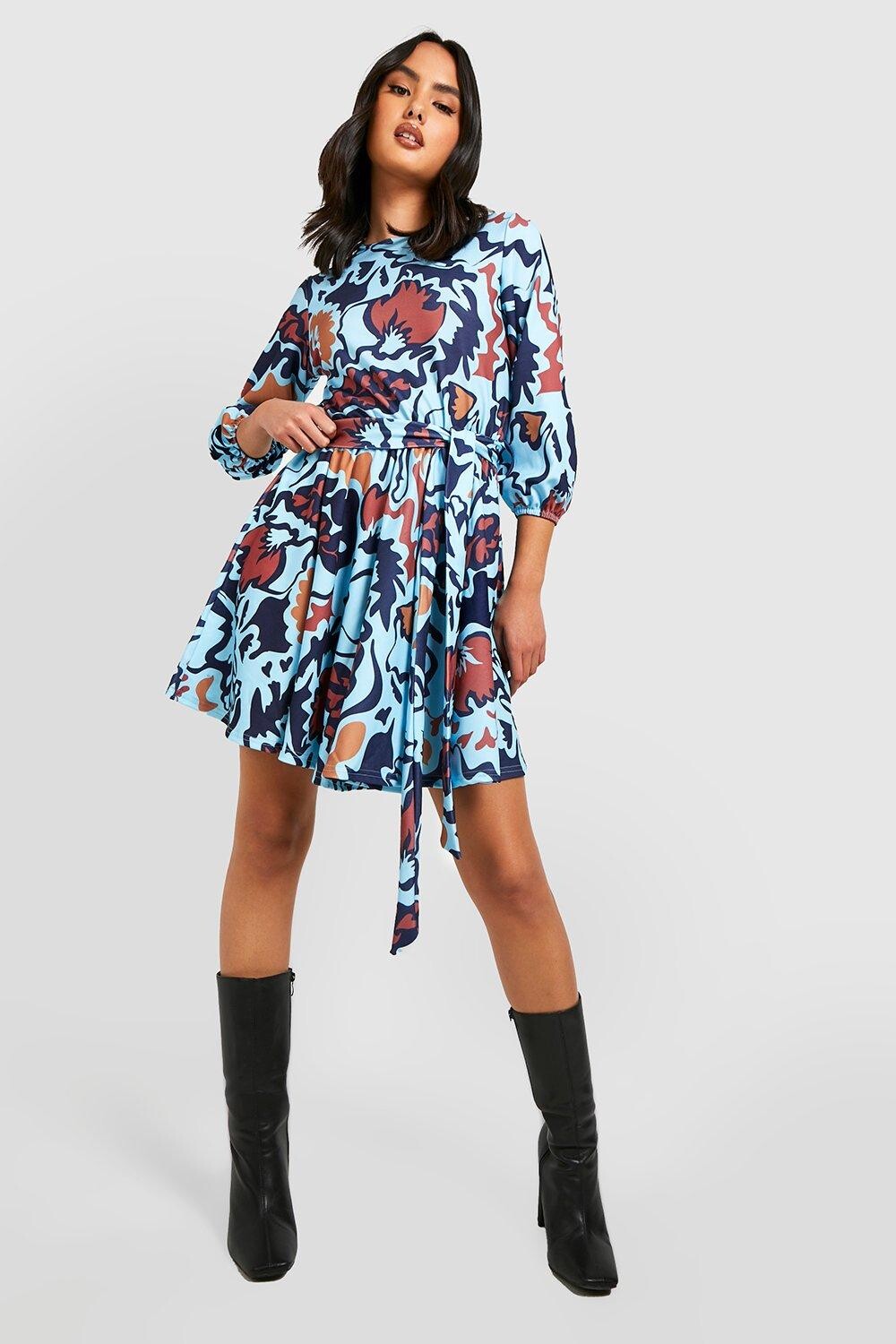 

Платье из крепа с принтом и поясом Boohoo, ржавый