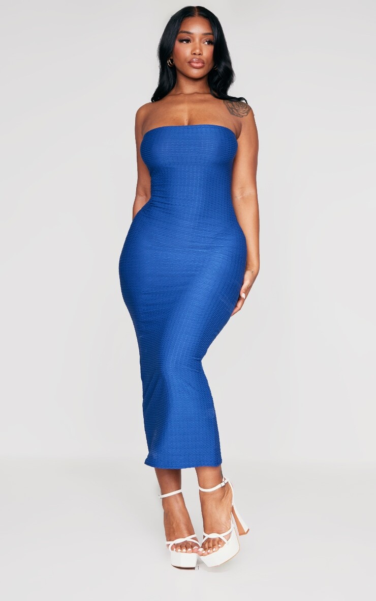 

PrettyLittleThing Темно-синее фактурное платье-бандо мидакси Shape, Синий