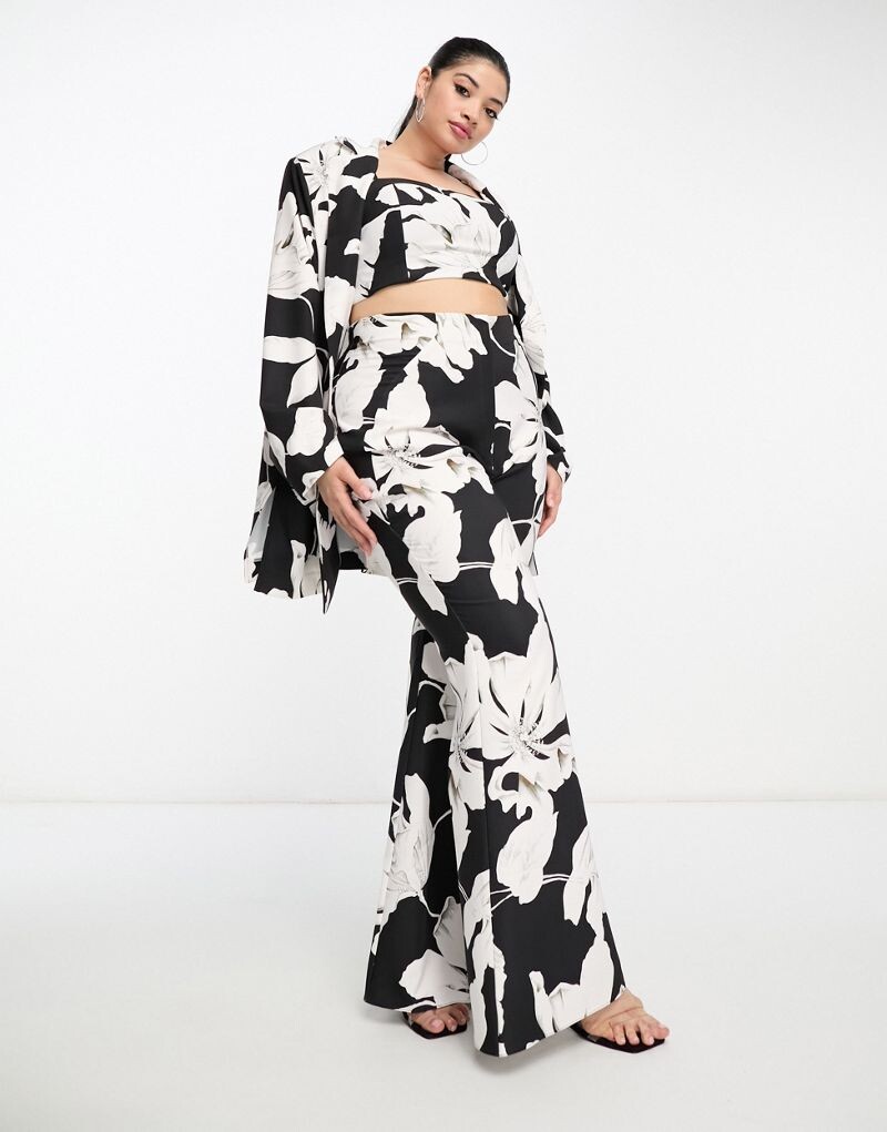 

Черно-белый пиджак с цветочным принтом ASOS LUXE Curve — часть комплекта