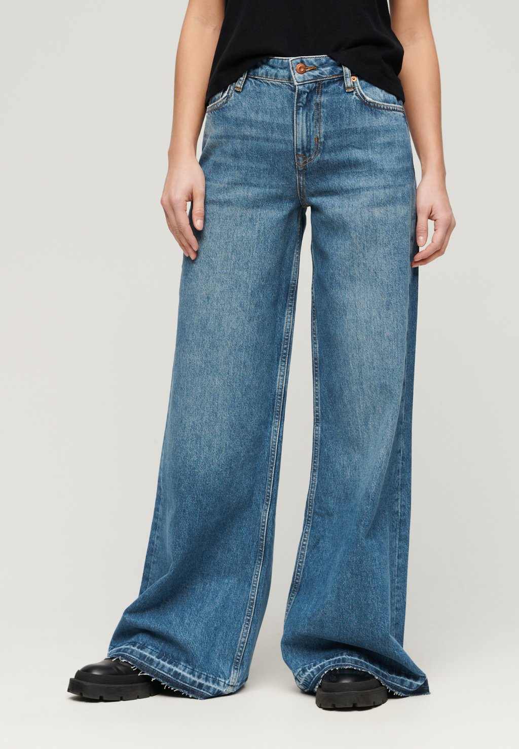 цена Расклешенные джинсы HEM WIDE LEG Superdry, синий