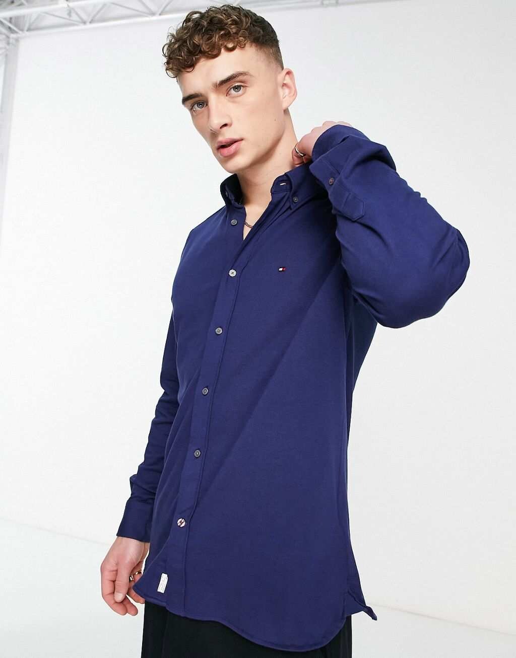 

Темно-синяя рубашка с длинными рукавами и логотипом Tommy Hilfiger