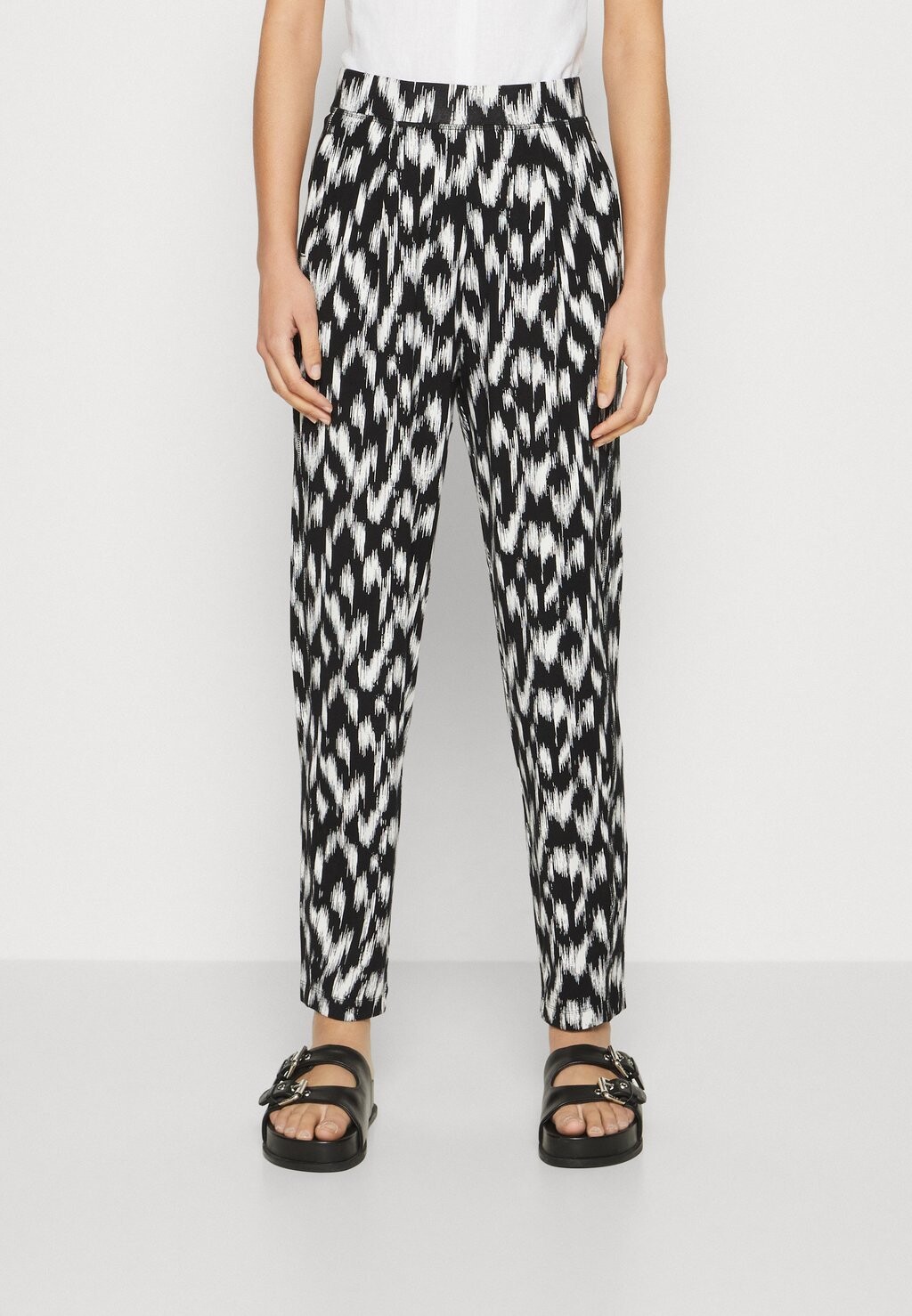 

Брюки Marks & Spencer, черно-белый, Черный