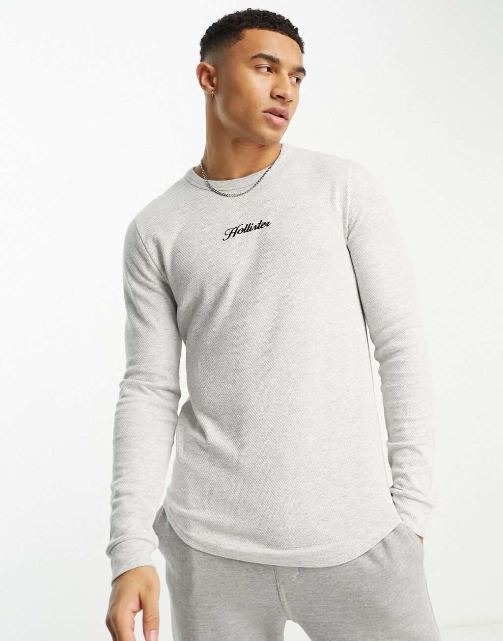 

Светло-серый топ с длинными рукавами и логотипом Hollister