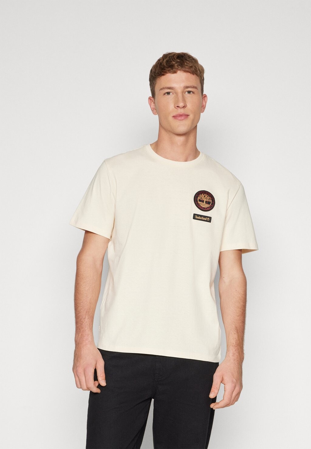 

Футболка с принтом Lunar New Year Short Sleeve Badge Tee Timberland, цвет white smoke
