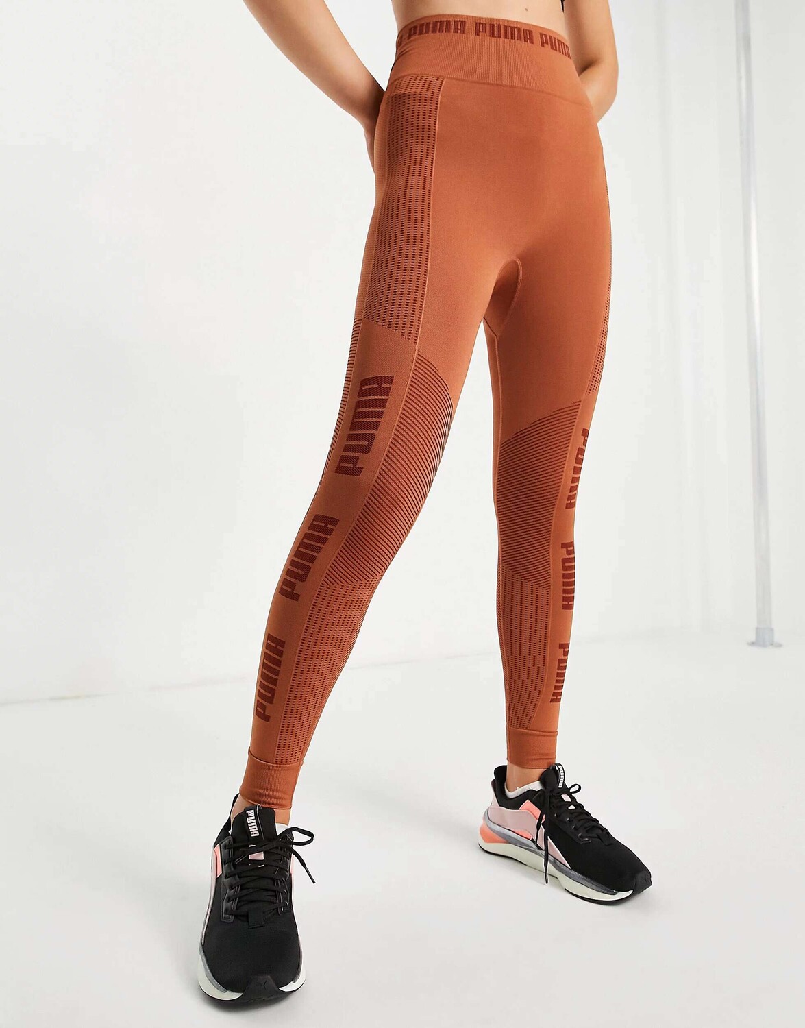 

Бесшовные леггинсы Puma Training Evoknit цвета мокко-бисквит