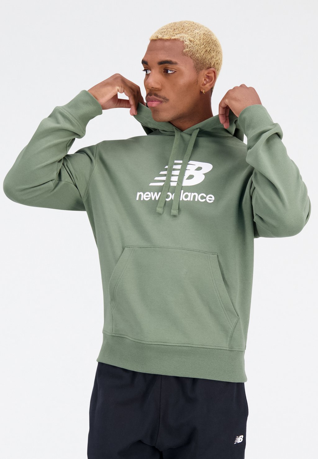 

Толстовка ESSENTIALS STACKED LOGO HOODIE New Balance, оливковый