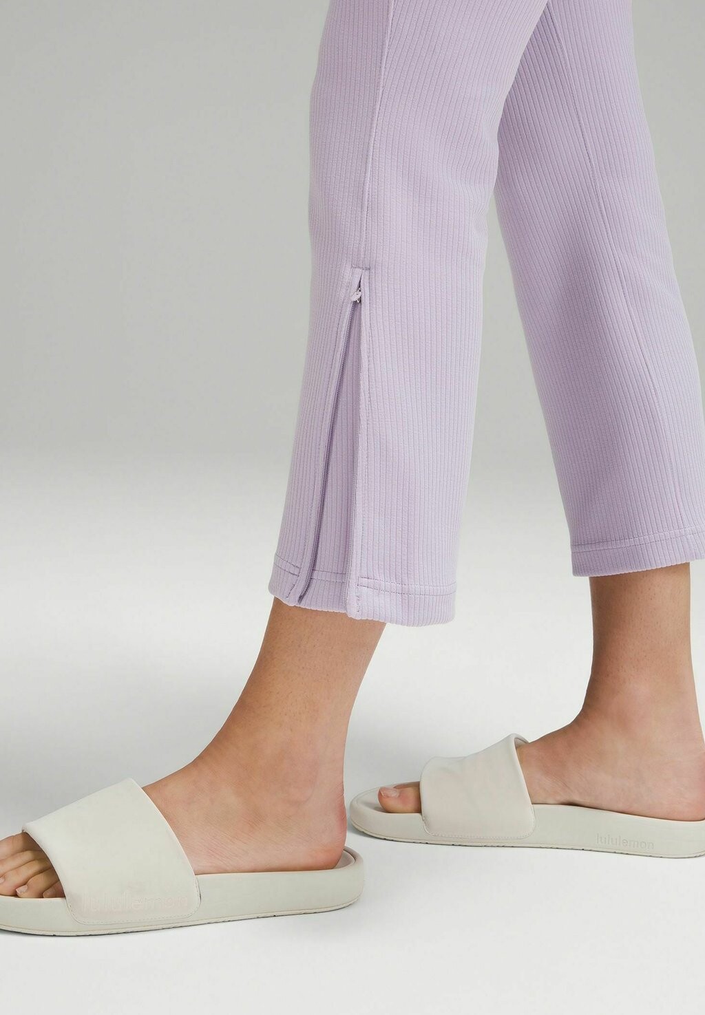 

Брюки RIBBED SOFTSTREME ZIP LEG HIGH-RISE CROP 64CM lululemon, фиолетовый