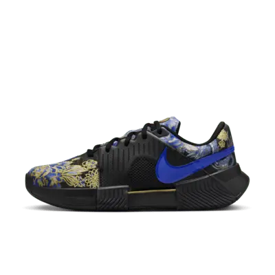 

Кроссовки Nike GP Challenge 1 "Naomi Osaka" Premium, цвет Black/Bright Crimson/Metallic Gold/Racer Blue