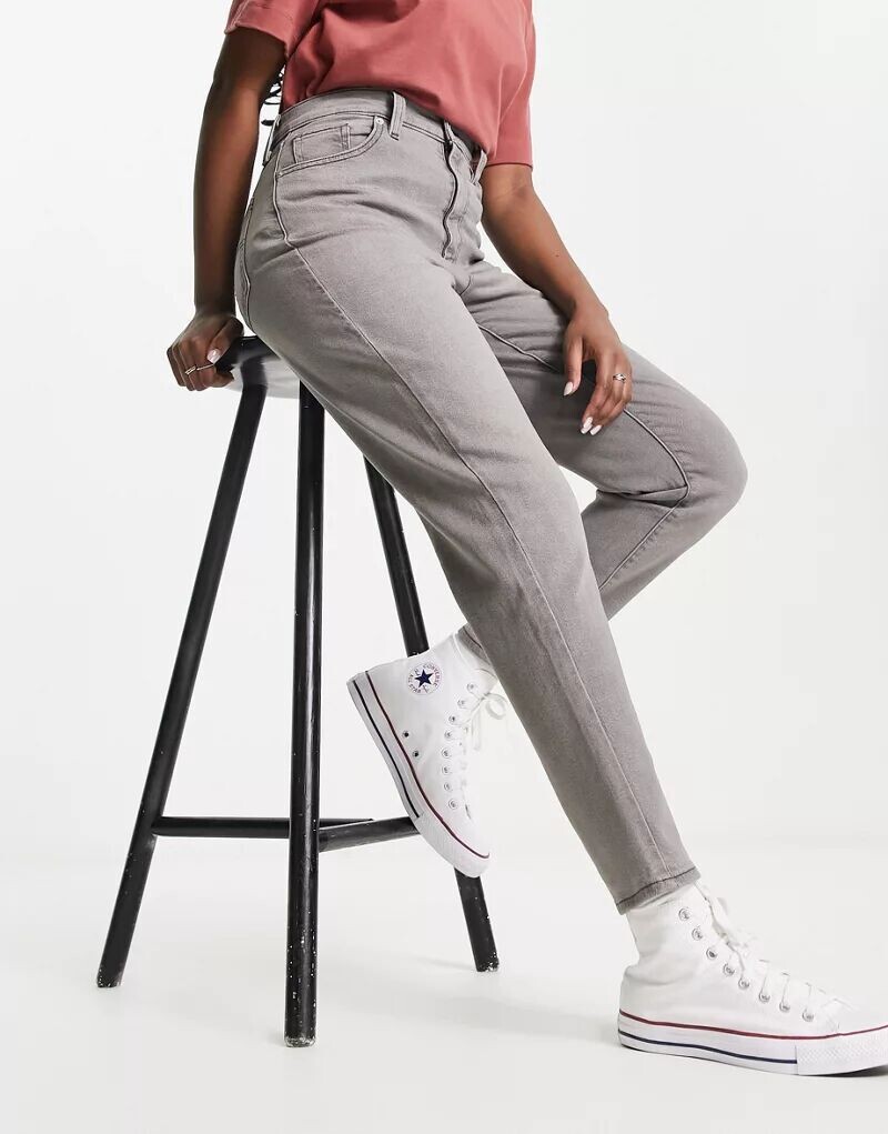 

Серые джинсы Mom с высокой талией Levi's