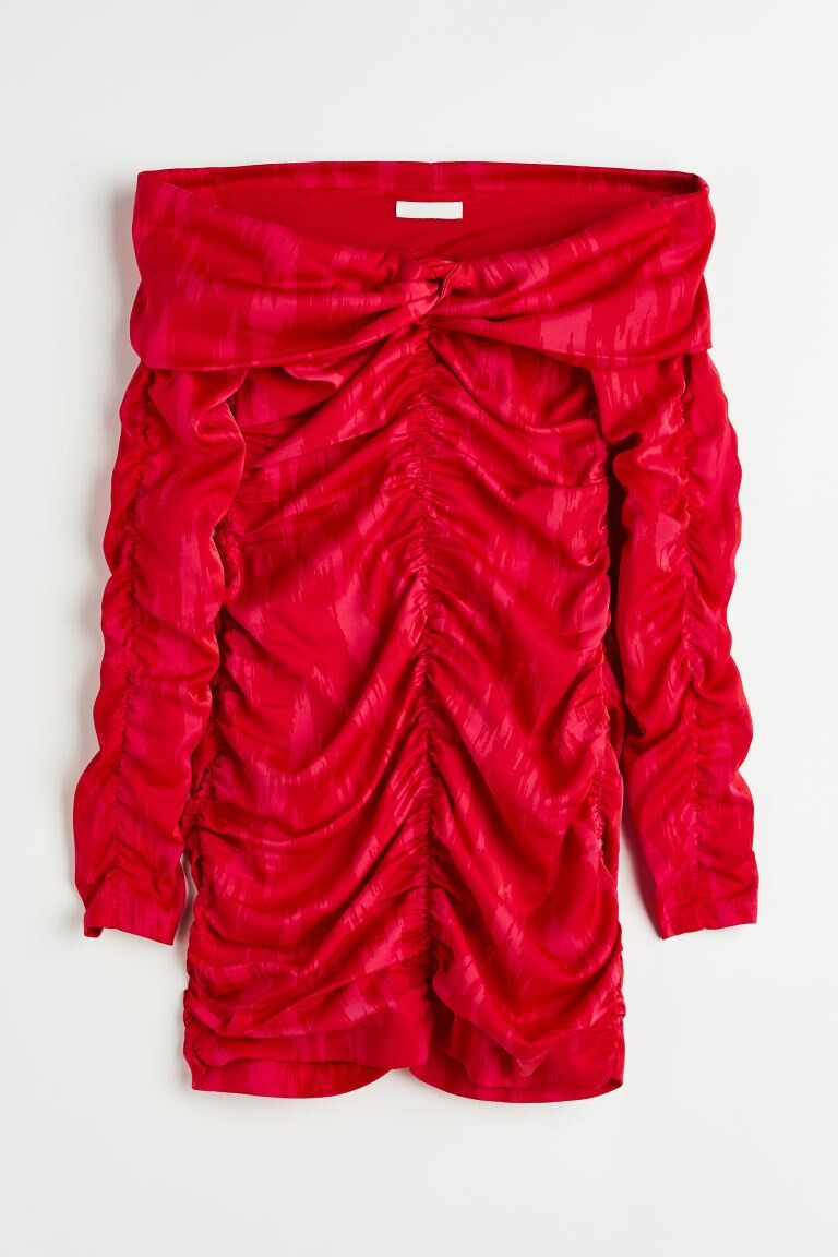 

Платье с открытыми плечами и рюшами H&M