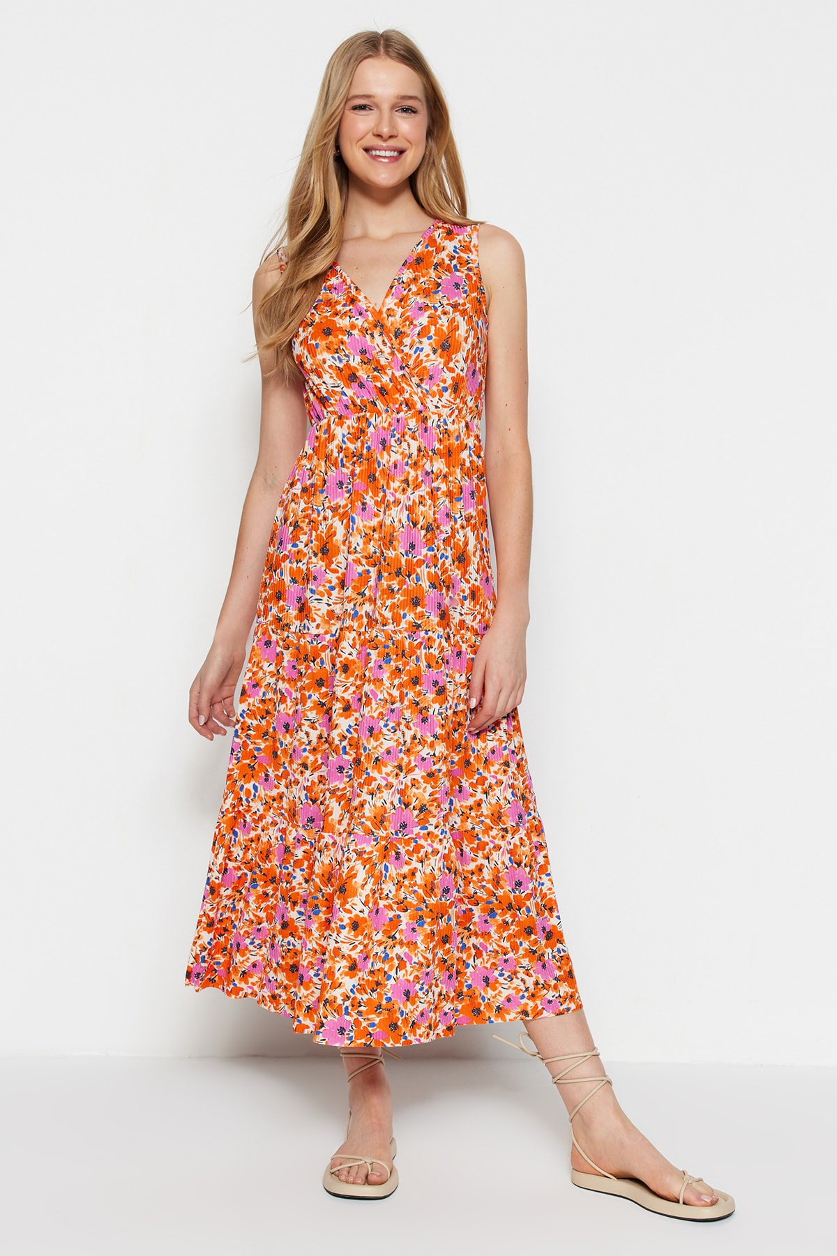 Платье Trendyol без рукавов с цветочным узором и V-образным вырезом, оранжевый