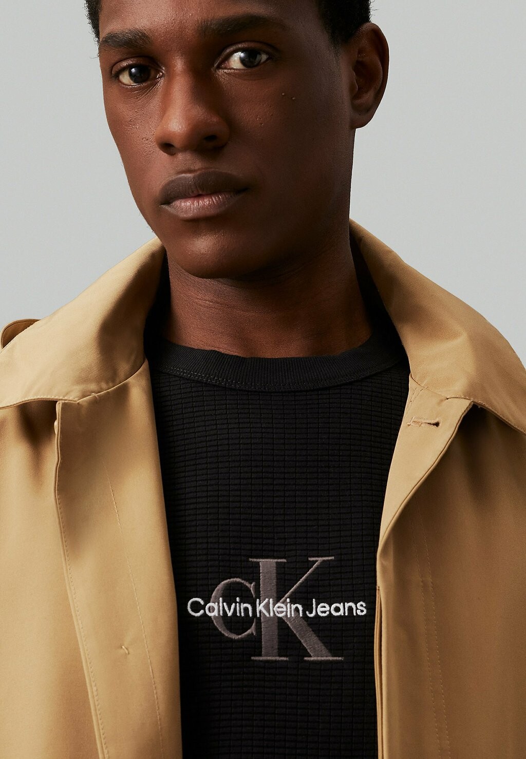 

Футболки с принтом CITY GRID TEE Calvin Klein, черный