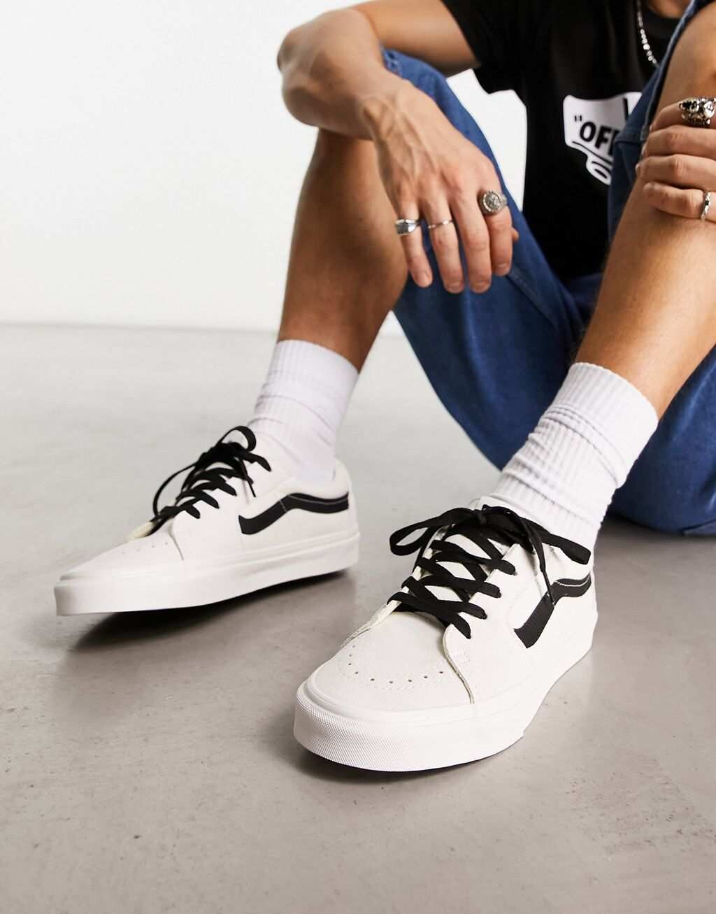 

Белые кроссовки Vans SK8-Low с черной полосой по бокам