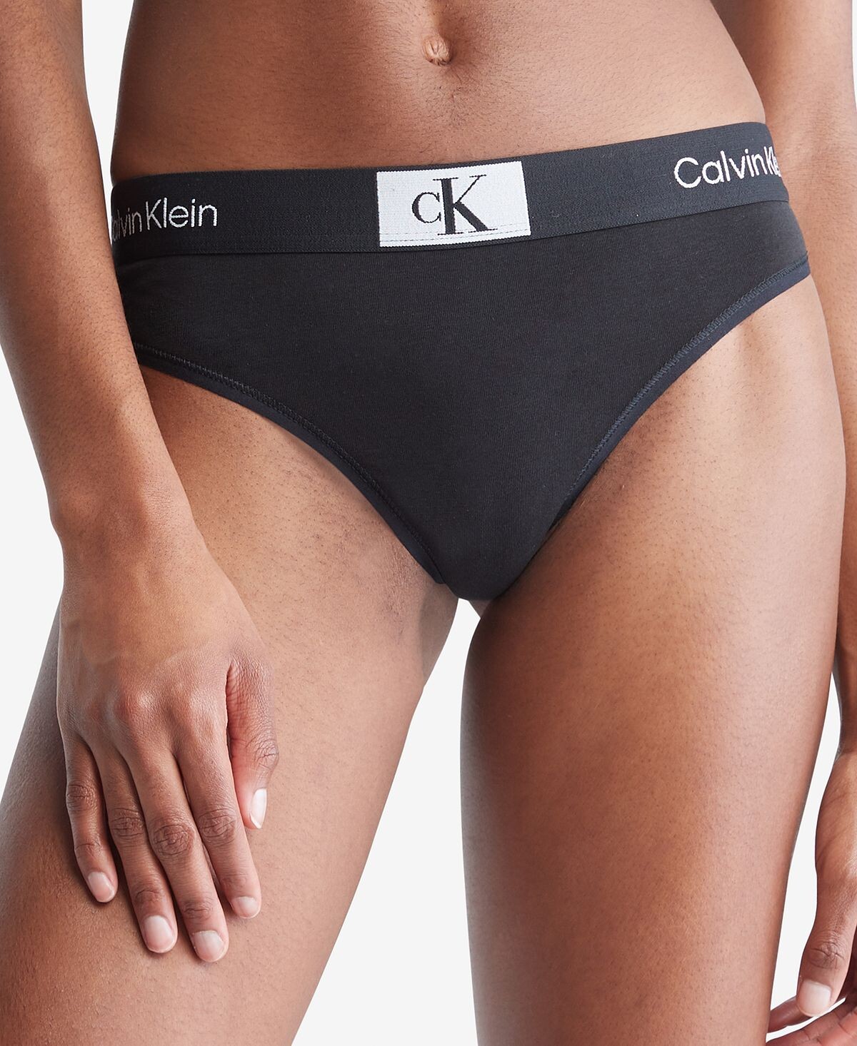 

Женское нижнее белье-стринги Modern 1996 года QF7221 Calvin Klein, черный