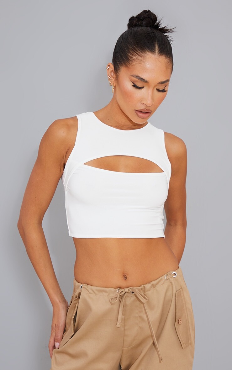 

PrettyLittleThing Белый обтягивающий топ с вырезом спереди