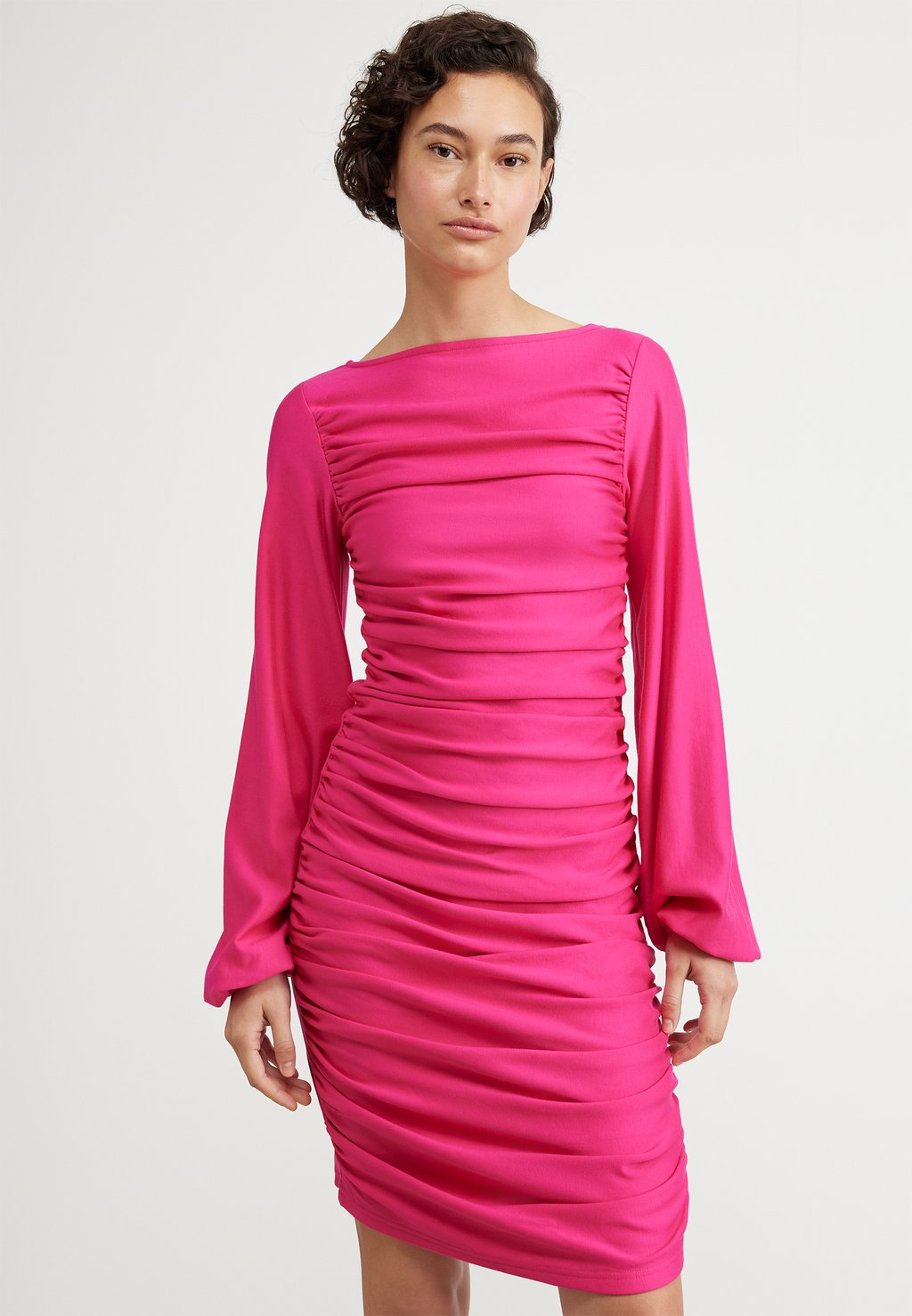 цена Платье из джерси RIFA Gestuz, розовый