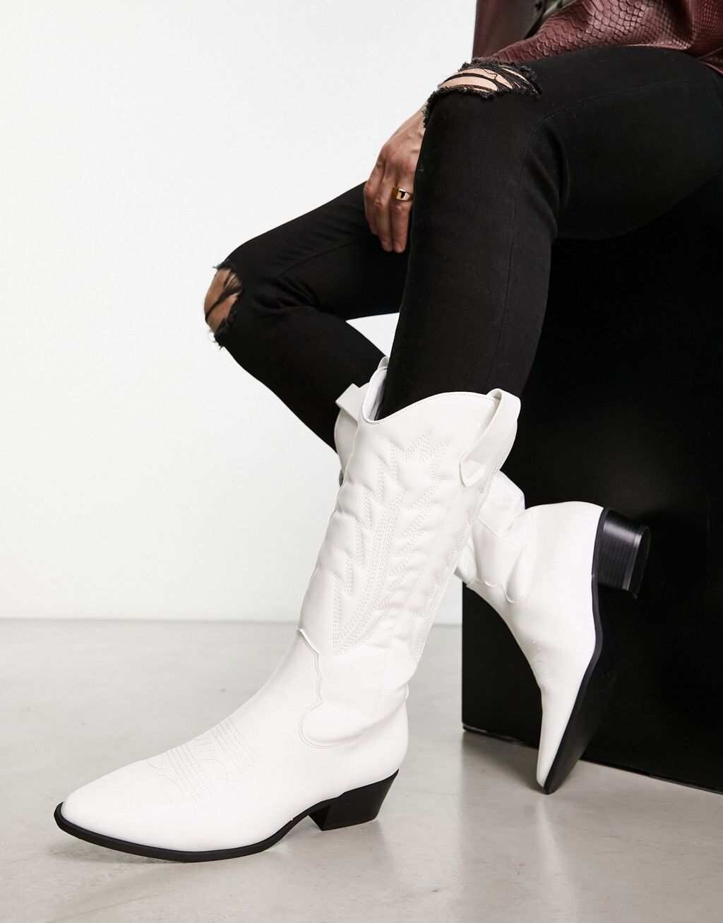 

Кубинские ковбойские сапоги ASOS DESIGN из белой искусственной кожи с контрастной подошвой