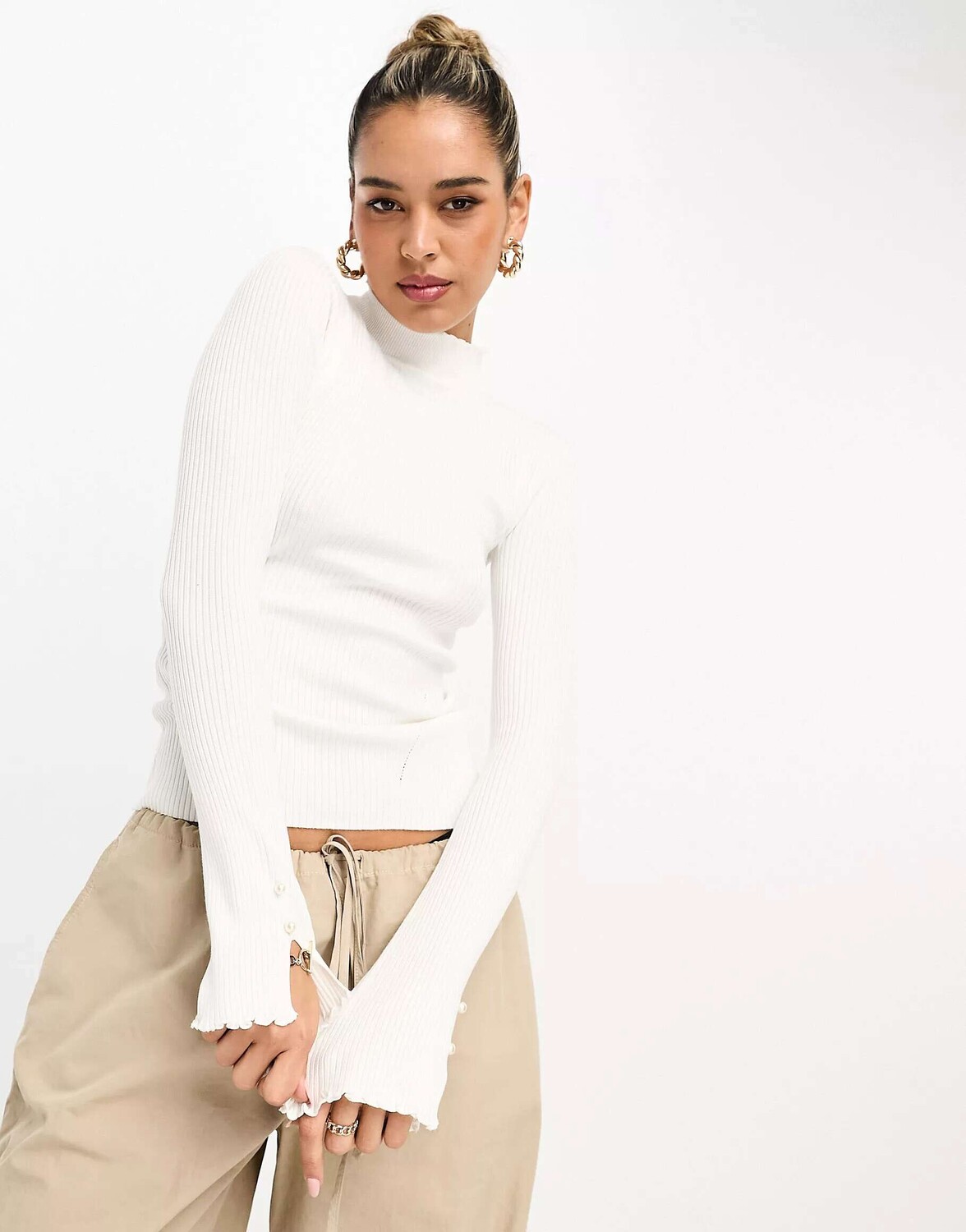

Белый топ в рубчик с рукавами с оборками River Island